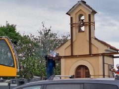 přivařování železných úchytů, které zvedly těžiště kaple výše