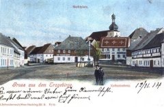 dobová pohlednice vsi s kostelem