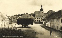 dobová pohlednice vsi s kostelem