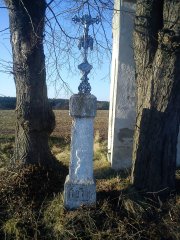 kříž z roku 1874 před kapličkou