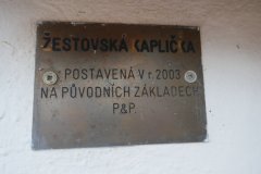 pamětní deska o znovupostavení kapličky