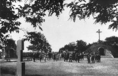 historické foto původní kaple (vpravo)
