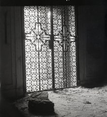 historické foto původní hrobky - ozdobná mříž v interiéru