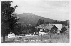 kaple na dobové pohlednici (vlevo)