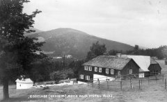 dobová pohlednice s kaplí (vlevo)