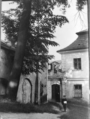 starší foto kapličky (vlevo)