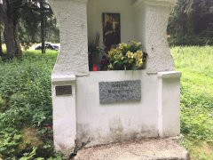 dolní část kapličky s pamětní deskou připomínající zaniklou ves