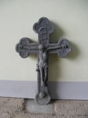krucifix u zadní stěny kaple
