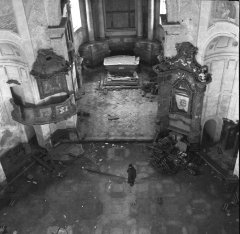 zdevastovaný interiér kostela