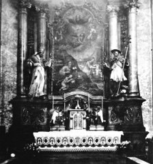 původní interiér kostela - boční oltář sv. Josefa