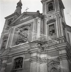 chátrající kostel