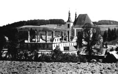 kostel s vyhořelým klášterem