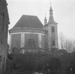 chátrající kostel