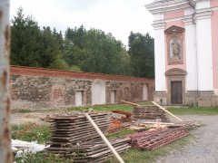ohradní zeď kostela zevnitř zleva