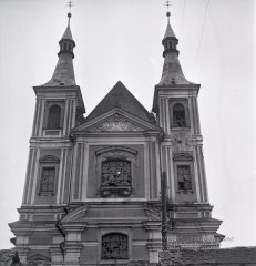 chátrající kostel (horní část průčelí)