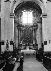 starší foto interiéru kostela - boční oltář sv. Jáchyma