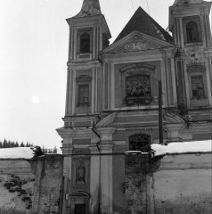 chátrající kostel