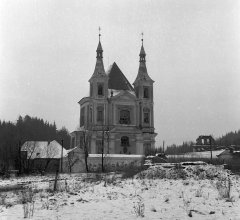 chátrající kostel