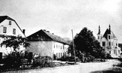 pohled ulicí ke kostelu