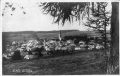 dobová pohlednice města s kostelem