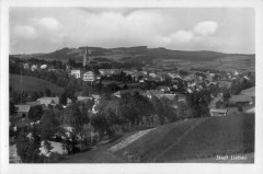 dobová pohlednice města s kostelem