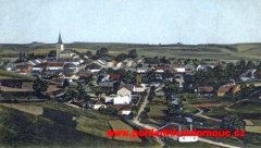dobová pohlednice města s kostelem