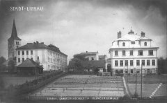 dobová pohlednice města s kostelem