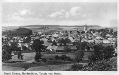 dobová pohlednice města s kostelem