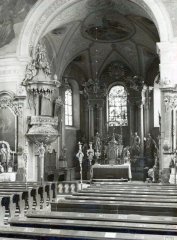 starší foto interiéru kostela - zadní část