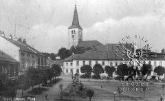 dobová pohlednice města s kostelem