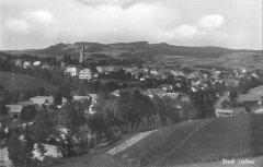 dobová pohlednice města s kostelem