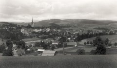 celkový pohled na město s kostelem
