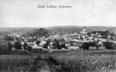dobová pohlednice města s kostelem