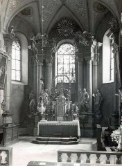 starší foto interiéru kostela - presbytář