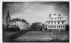 dobová pohlednice města s kostelem