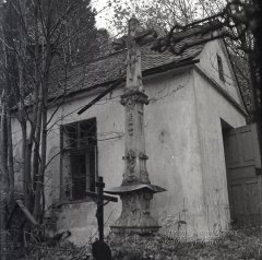 přístavek u pravé stěny