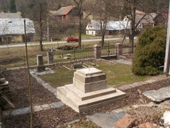opravený hřbitov u kaple