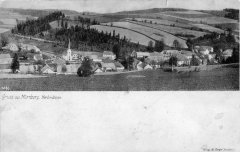 dobová pohlednice vsi s kostelem