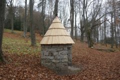 studna nedaleko altánu - pohled zepředu zleva