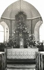 starší foto interiéru kaple - presbytář