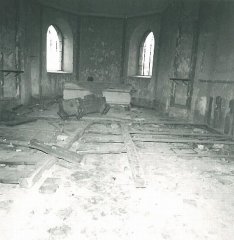 starší foto interiéru kaple - zadní část