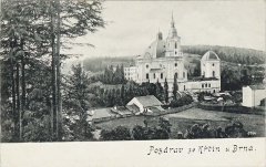 historická pohlednice s hrobkou