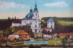 historické foto ambitu s hrobkou
