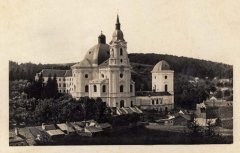 historická pohlednice kostela s hrobkou
