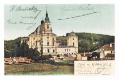 hrobka vpravo od kostela