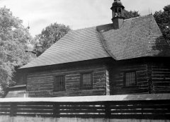 starší foto kostela a zvonice