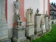 historické náhrobky u kostela