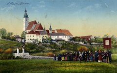 procesí před kostelem, kapličky na mostě v pozadí