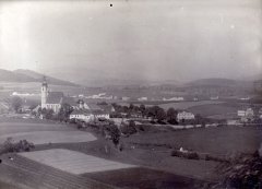 historické foto kapliček (v popředí, vpravo od středu)
