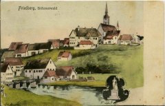 dobová pohlednice městyse s kapličkou (vlevo)